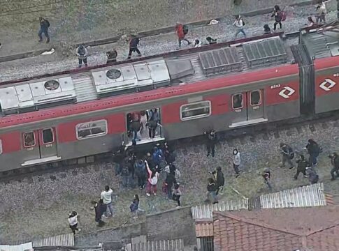 cptm:-passageiros-caminham-nos-trilhos-da-linha-12-apos-falha-em-trem