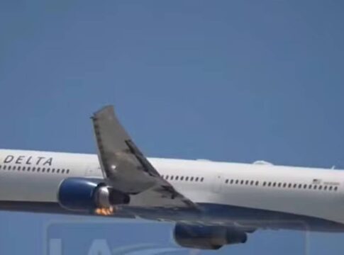 veja:-aviao-da-delta-com-fogo-no-motor-faz-pouso-de-emergencia-nos-eua
