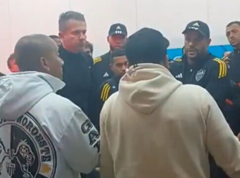 apos-derrota,-torcida-do-galo-cobra-elenco-no-aeroporto.-veja-video