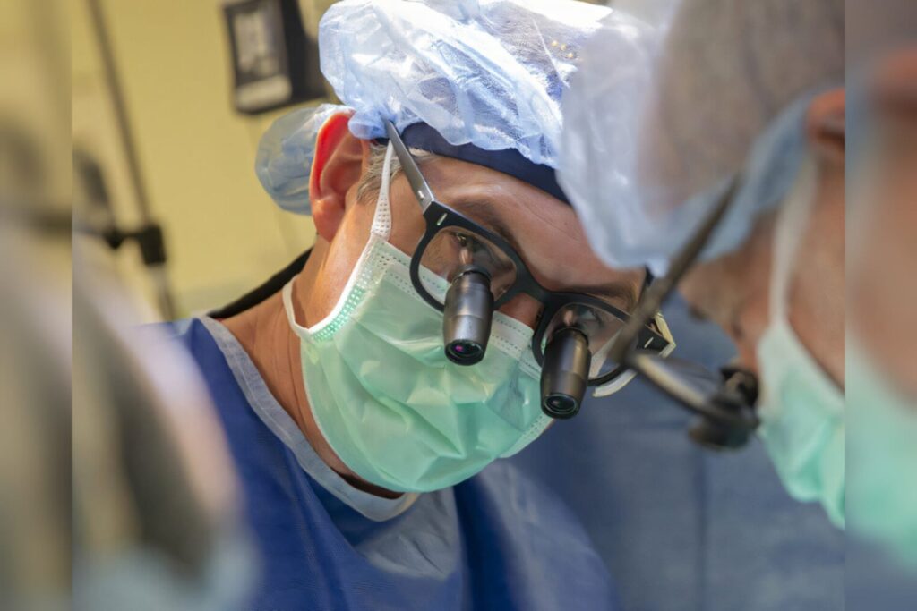 cirurgioes-reanimam-coracao-de-bebe-fora-do-corpo-durante-transplante