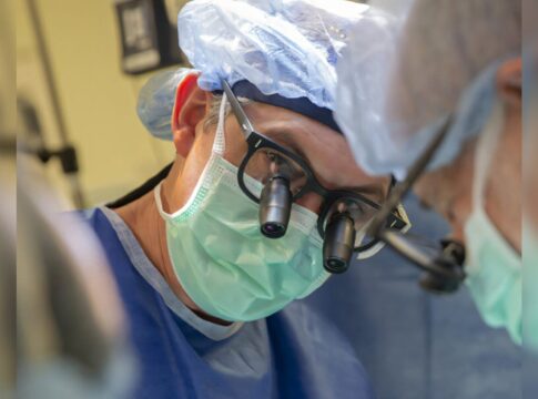 cirurgioes-reanimam-coracao-de-bebe-fora-do-corpo-durante-transplante