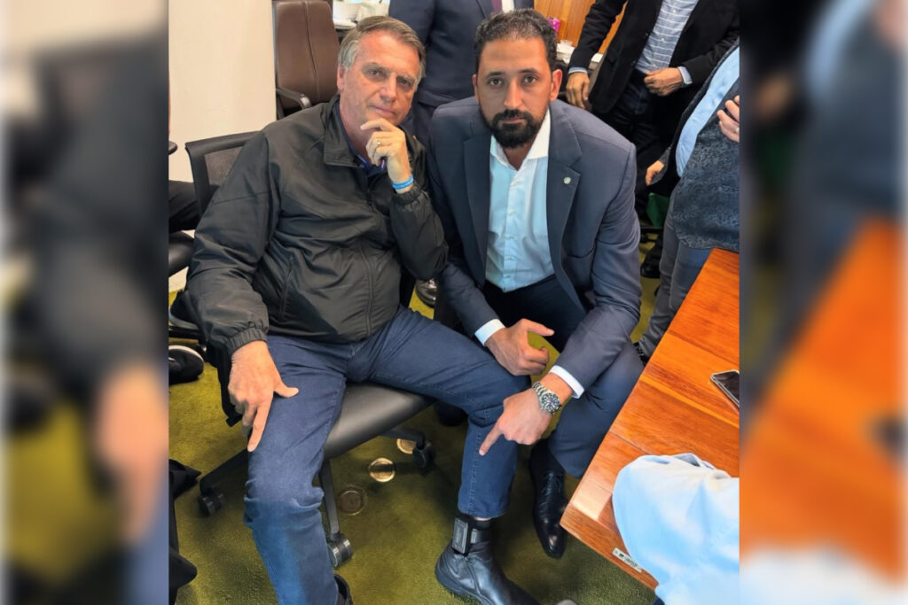 bolsonaro-exibe-tornozeleira-ao-lado-de-deputado-do-pl;-veja-foto