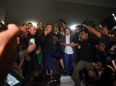 saida-de-bolsonaro-da-camara-tem-caos-e-patrimonio-e-danificado.-video