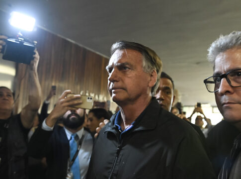 moraes-da-24h-para-defesa-de-bolsonaro-explicar-descumprimento-de-cautelar,-sob-pena-de-prisao-imediata