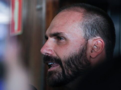 moraes-determina-bloqueio-de-bens-e-contas-de-eduardo-bolsonaro