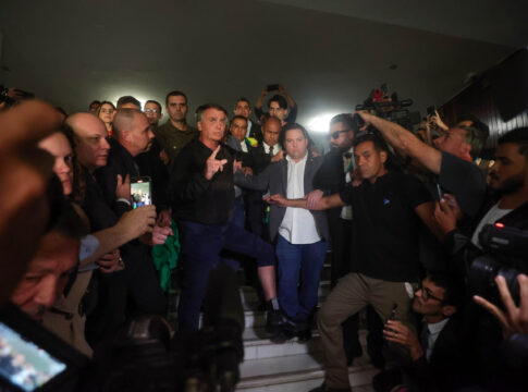 lider-do-pt-pede-prisao-de-bolsonaro-apos-fala-da-tornozeleira