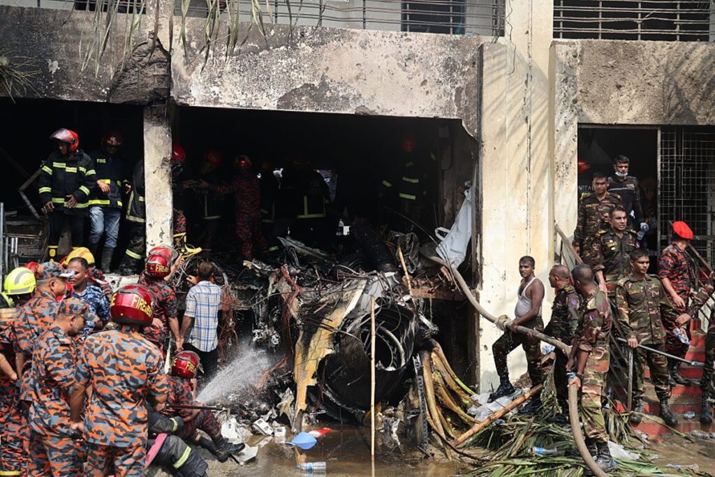 sobe-para-27-o-numero-de-mortos-em-acidente-de-aviao-em-bangladesh