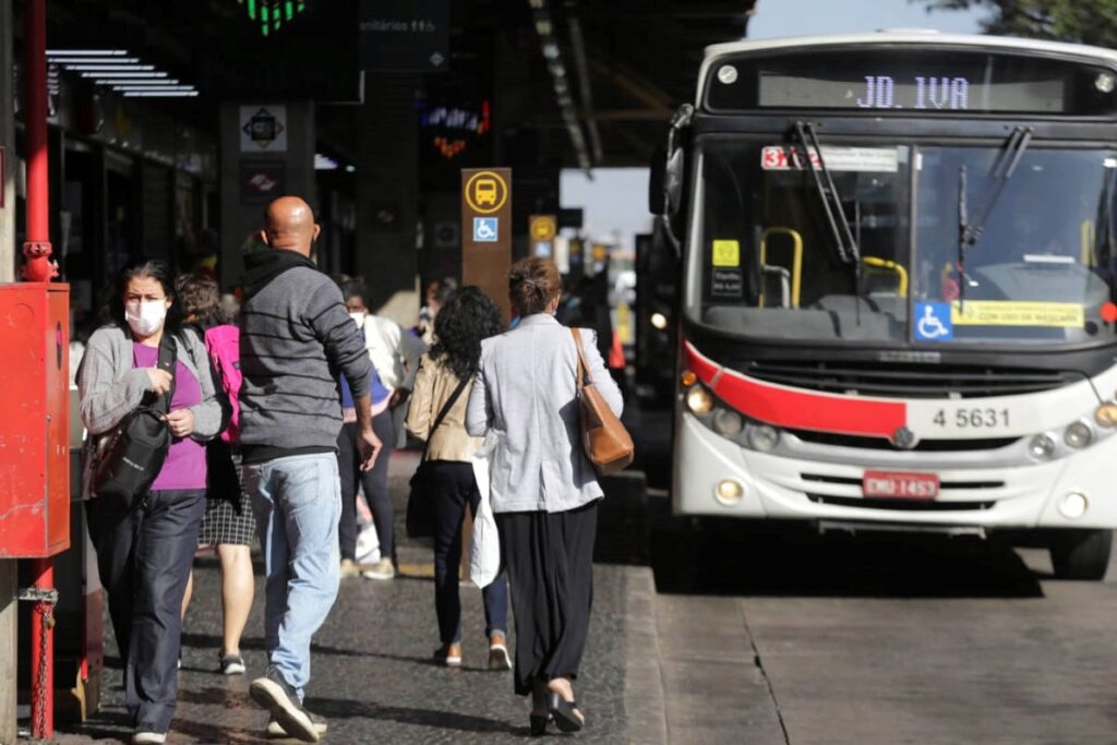 com-14-prisoes-e-motivo-incerto,-ataques-a-onibus-em-sp-chegam-a-530