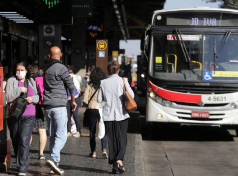 com-14-prisoes-e-motivo-incerto,-ataques-a-onibus-em-sp-chegam-a-530