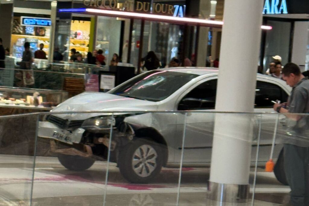 motorista-e-preso-em-flagrante-apos-invadir-shopping-com-carro.-video