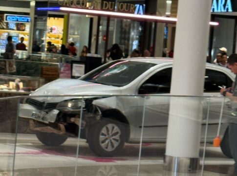 motorista-e-preso-em-flagrante-apos-invadir-shopping-com-carro.-video