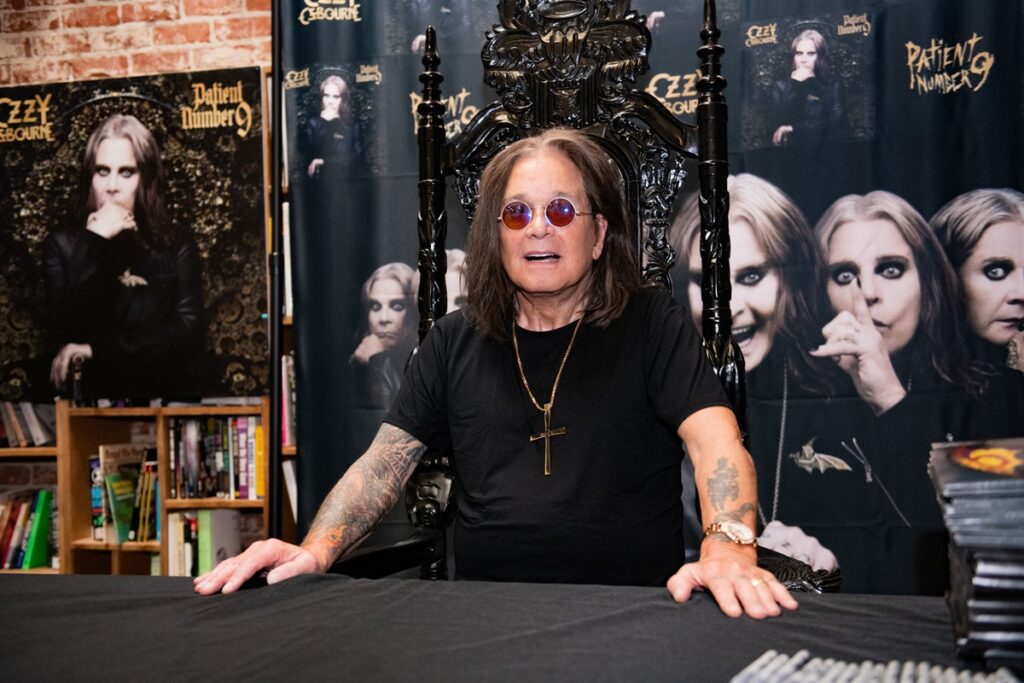 ozzy-osbourne-recebe-homenagem-do-aston-villa,-seu-clube-do-coracao