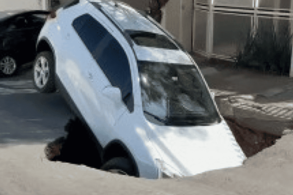 buraco-engole-carro-apos-asfalto-ceder-no-interior-de-sao-paulo