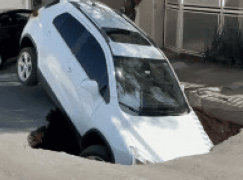 buraco-engole-carro-apos-asfalto-ceder-no-interior-de-sao-paulo