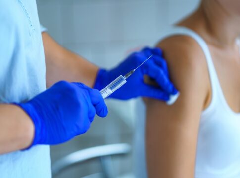 risco-de-infarto-e-avc-diminui-apos-vacinacao-contra-gripe-e-covid