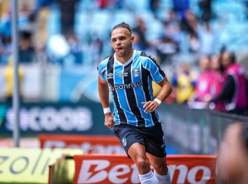 video:-braithwaite-comemora-renovacao-de-contrato-com-o-gremio