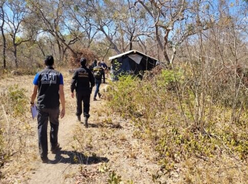 sem-agua-e-comida:-pf-resgata-trabalhadores-de-carvoarias-clandestinas