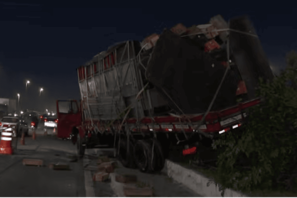caminhao-pega-fogo,-ocupante-e-atropelado-pelo-veiculo-e-morre