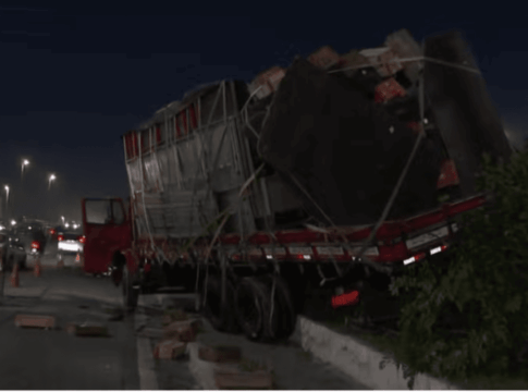 caminhao-pega-fogo,-ocupante-e-atropelado-pelo-veiculo-e-morre