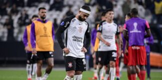 sede-do-corinthians-e-pichada-com-protestos-contra-memphis-depay;-veja