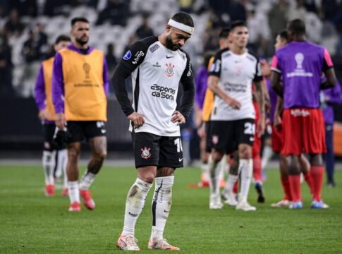 sede-do-corinthians-e-pichada-com-protestos-contra-memphis-depay;-veja