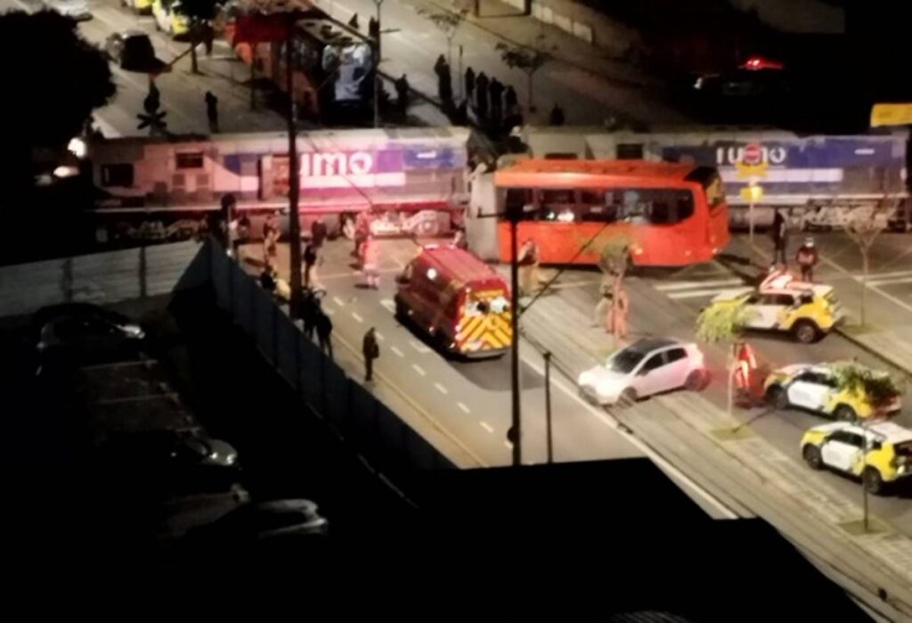 video-mostra-onibus-partindo-ao-meio-em-colisao-com-trem-em-curitiba