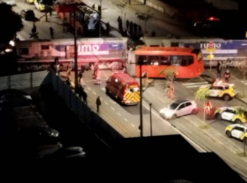 video-mostra-onibus-partindo-ao-meio-em-colisao-com-trem-em-curitiba