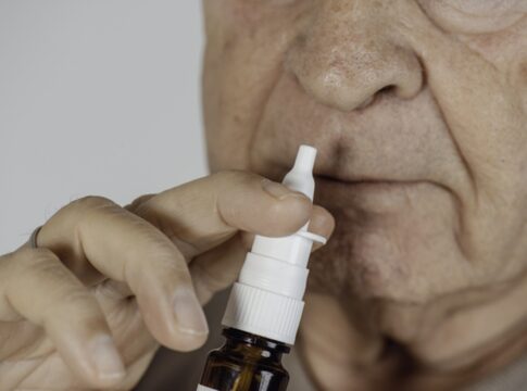 spray-nasal-ataca-alzheimer-ao-injetar-insulina-no-cerebro,-diz-estudo