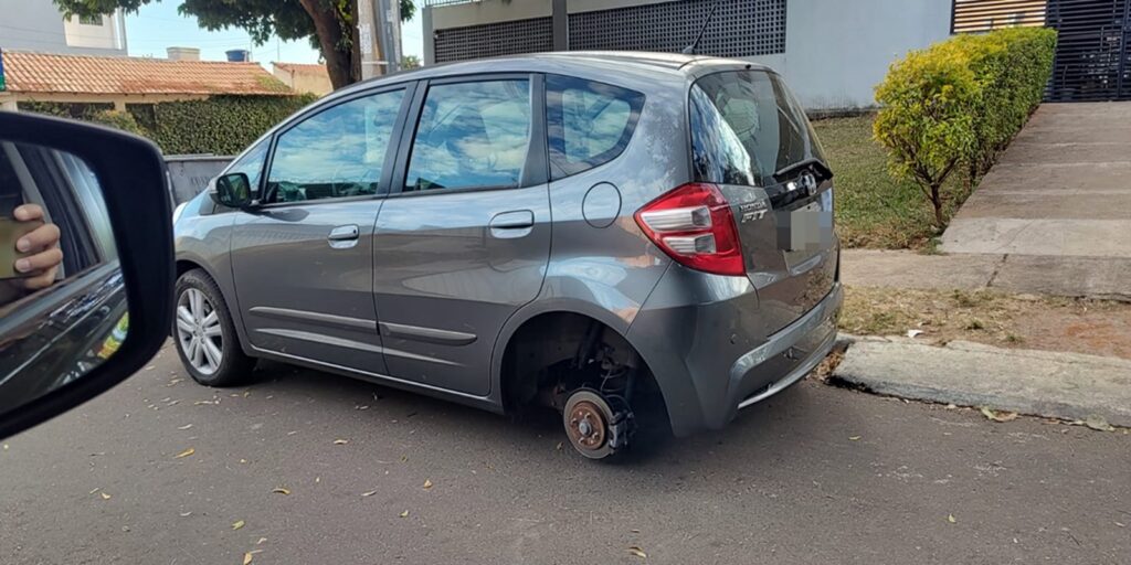 ladroes-sao-filmados-roubando-roda-de-carro-em-samambaia.-assista