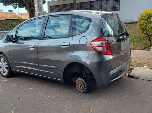 ladroes-sao-filmados-roubando-roda-de-carro-em-samambaia.-assista