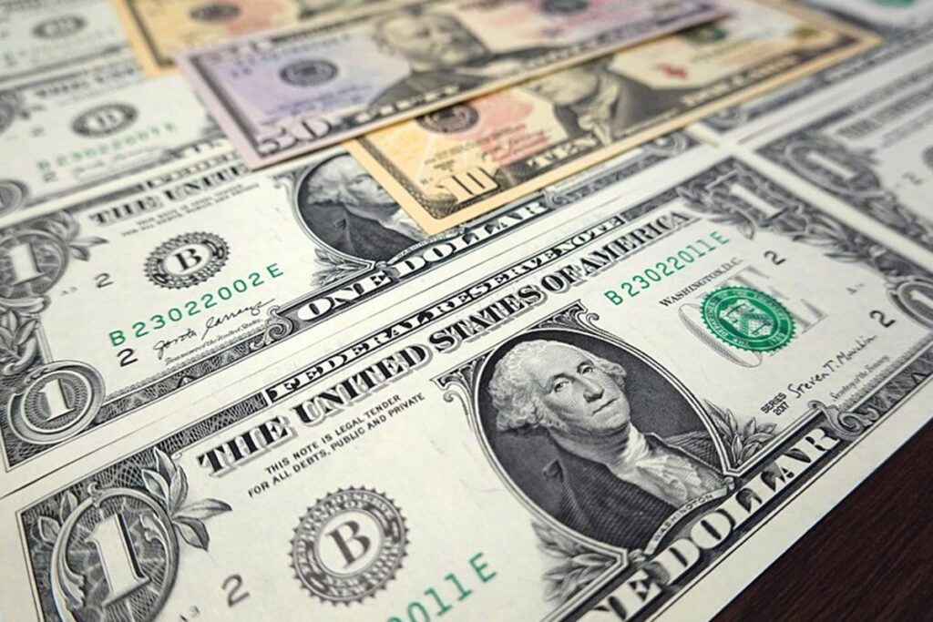 dolar-cai-a-r$-5,52-e-bolsa-sobe-com-primeiros-acordos-sobre-tarifaco