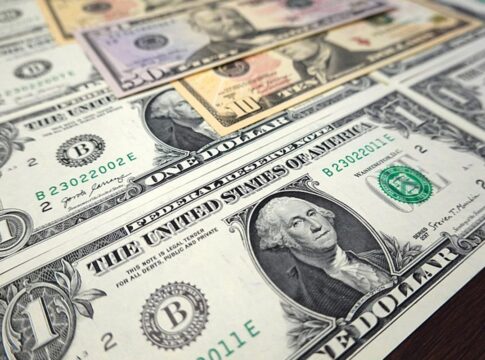 dolar-cai-a-r$-5,52-e-bolsa-sobe-com-primeiros-acordos-sobre-tarifaco