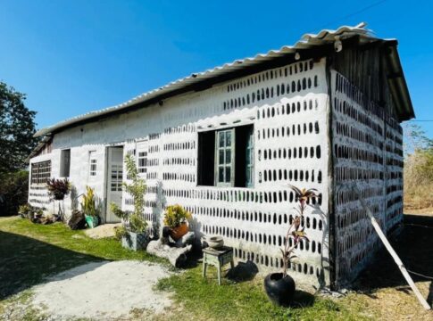 do-lixo-a-moradia:-mae-e-filha-constroem-casa-com-8-mil-garrafas