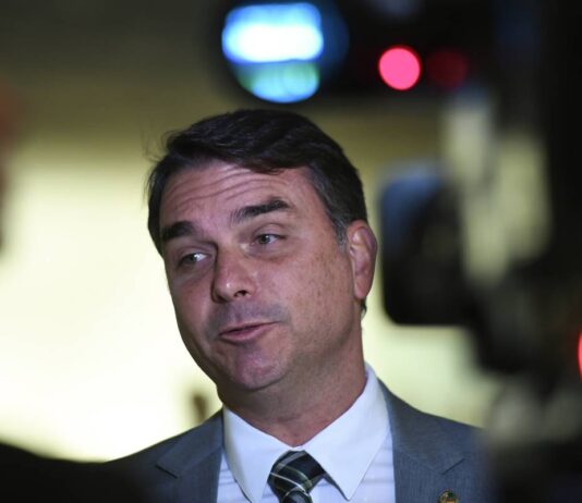 flavio-bolsonaro:-todo-governador-sonha-em-ter-eduardo-como-secretario