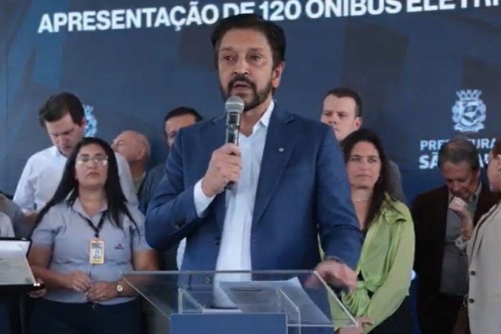 “mentirosa”:-nunes-volta-a-atacar-enel-em-entrega-de-onibus-eletricos