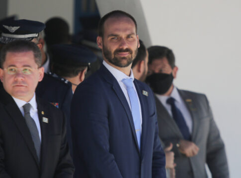 eduardo-bolsonaro:-“brasil-e-o-unico-que-responde-tarifas-com-censura”