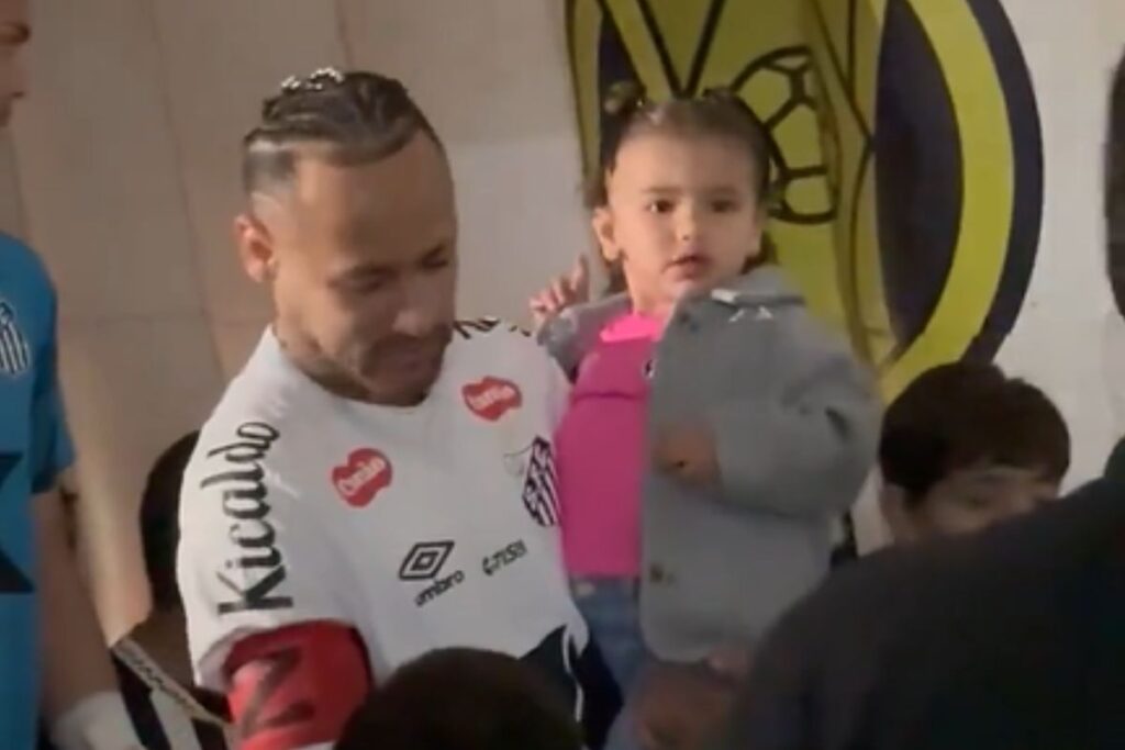 video:-neymar-entra-em-campo-com-mavie-e-encanta-fas-com-momento-fofo