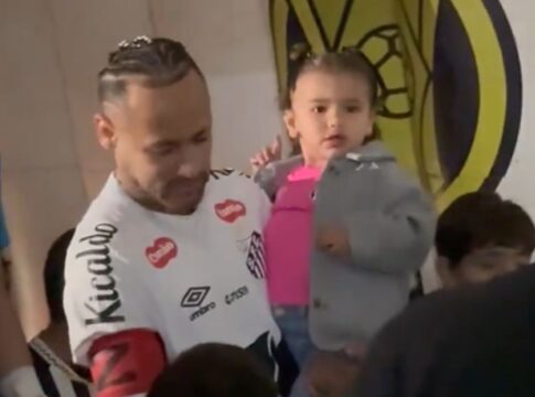 video:-neymar-entra-em-campo-com-mavie-e-encanta-fas-com-momento-fofo