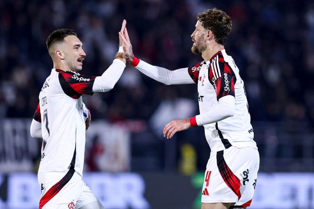 brasileirao:-flamengo-vence-o-bragantino-e-segue-na-cola-do-cruzeiro