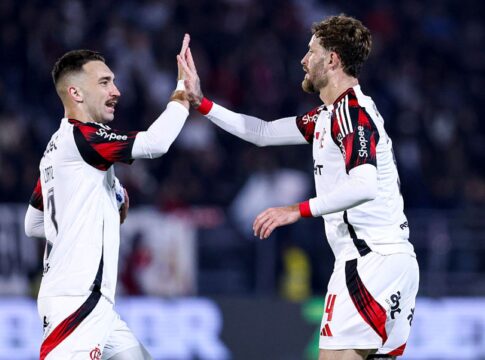 brasileirao:-flamengo-vence-o-bragantino-e-segue-na-cola-do-cruzeiro