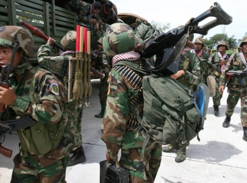 tailandia-e-camboja-trocam-tiros-na-fronteira,-apos-semanas-de-tensao