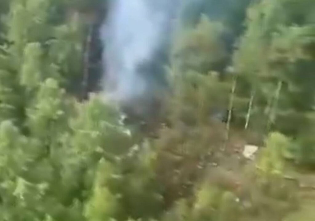 russia:-imagens-mostram-destrocos,-fogo-e-fumaca-onde-aviao-caiu;-veja