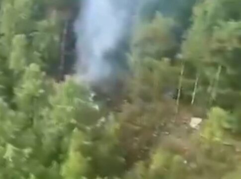 russia:-imagens-mostram-destrocos,-fogo-e-fumaca-onde-aviao-caiu;-veja