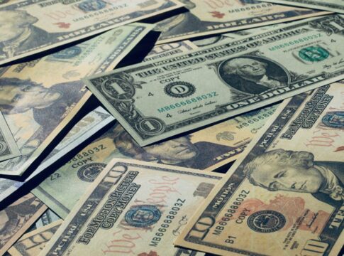 dolar-abre-estavel-com-visita-de-trump-ao-fed-e-juros-na-europa
