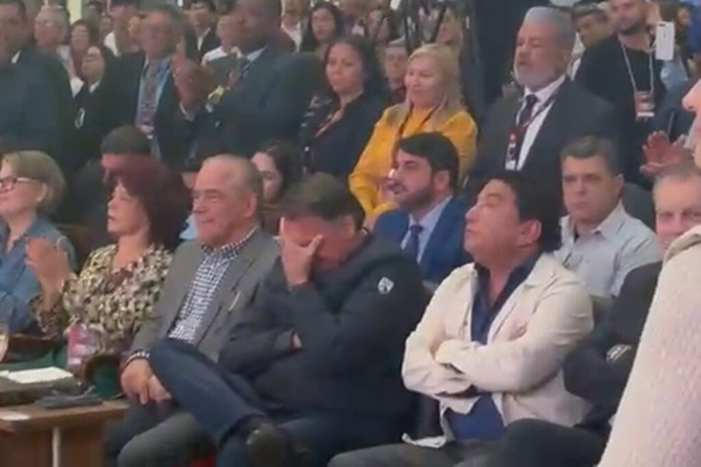 bolsonaro-chora-apos-declaracao-de-michelle-em-igreja.-veja-video