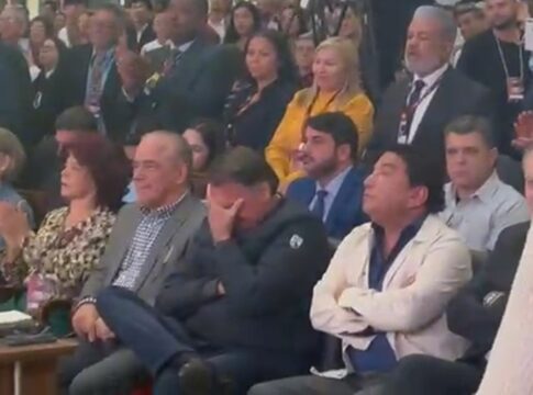 bolsonaro-chora-apos-declaracao-de-michelle-em-igreja.-veja-video