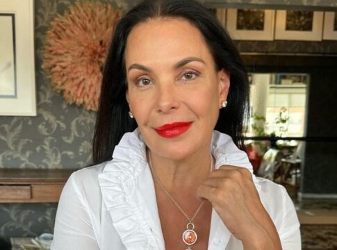 carolina-ferraz-revela-trauma-apos-o-uso-do-“chip-da-beleza”
