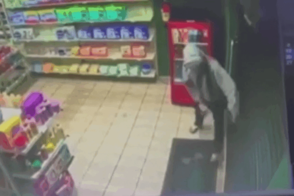 video:-dono-de-farmacia-foge-de-assalto-e-tranca-criminoso-no-comercio