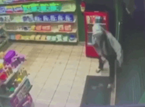 video:-dono-de-farmacia-foge-de-assalto-e-tranca-criminoso-no-comercio
