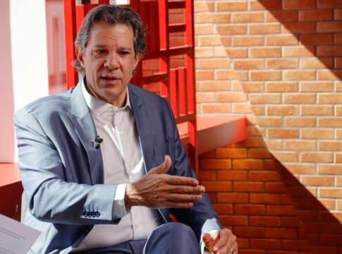 haddad-diz-que-bolsonaros-impedem-conversa-com-eua:-“saiam do caminho”